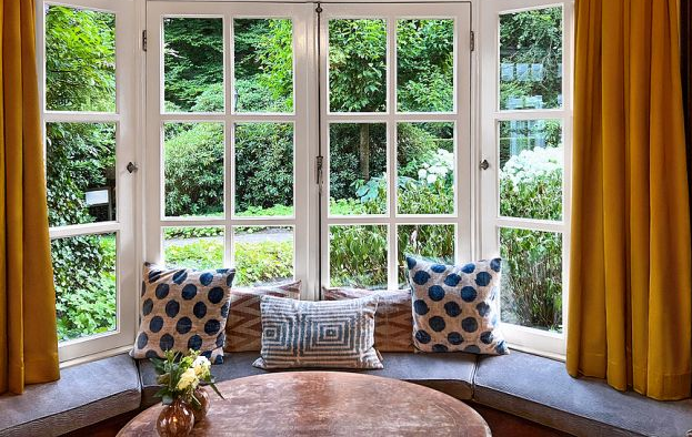 How to Hang Curtains on a Bay Window: A Warm Guide