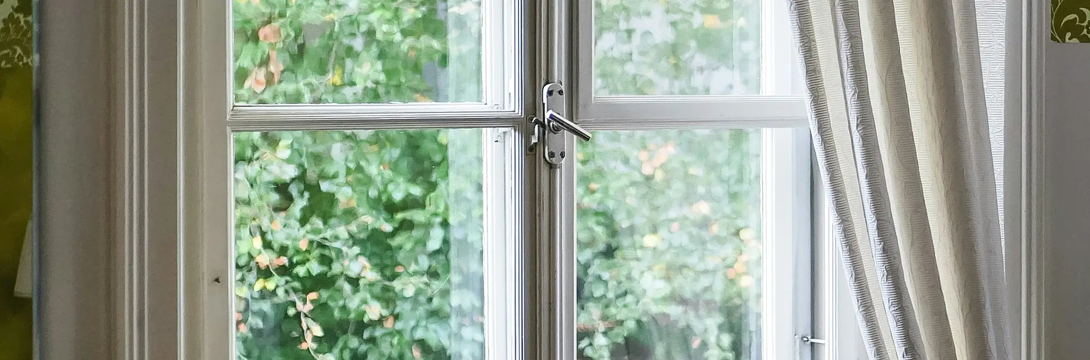 the-effect-of-cotton-curtains-hanging-by-the-window